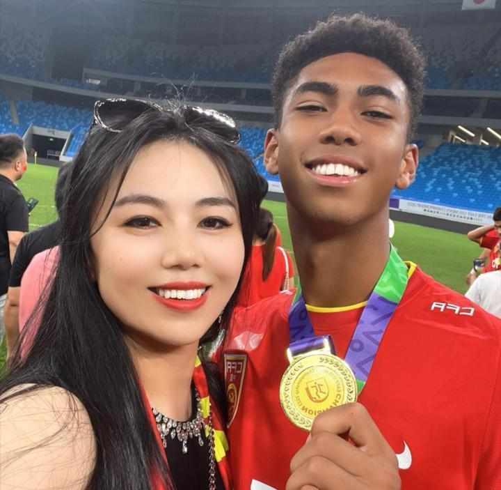  张洪福母亲感谢恒大足校：树高千尺不忘根，人行千里莫忘本 新闻