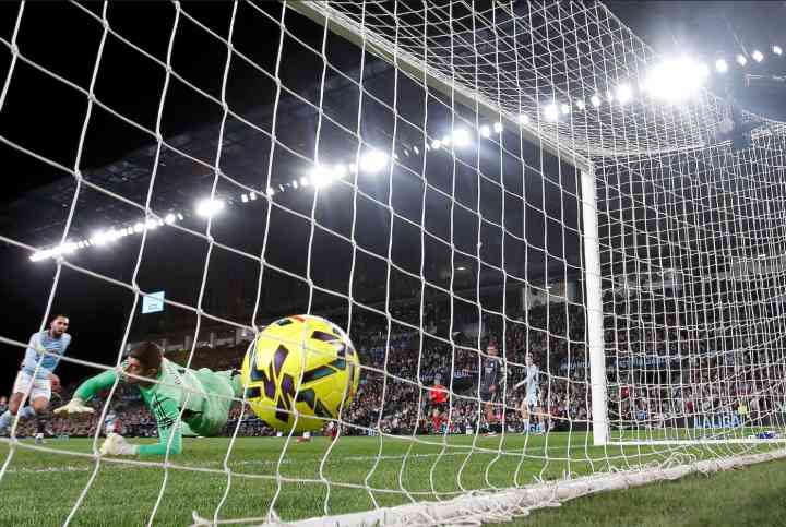  西甲积分激烈拉锯；巴萨主场堡垒坚不可摧，皇马客场能否逆转？ 体育新闻 西甲积分激烈拉锯；巴萨主场堡垒坚不可摧，皇马客场能否逆转？ 体育新闻