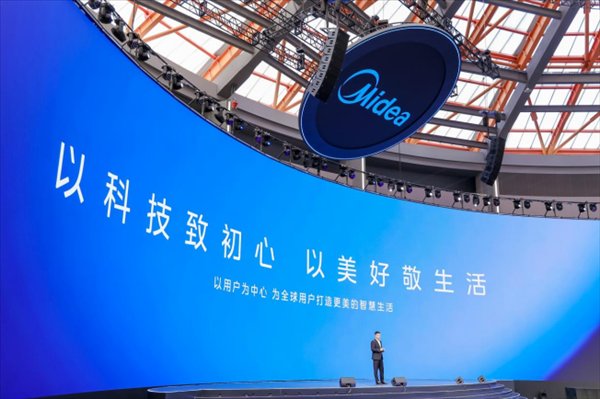  家电巨头美的发力AI转型；自进化智能体亮相；全屋智慧生活加速到来。 IT技术 家电巨头美的发力AI转型；自进化智能体亮相；全屋智慧生活加速到来。 IT技术