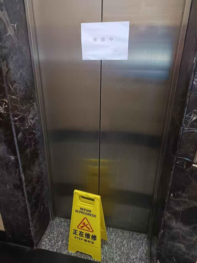  一部摇晃的电梯，困住了300颗回家的心 新闻