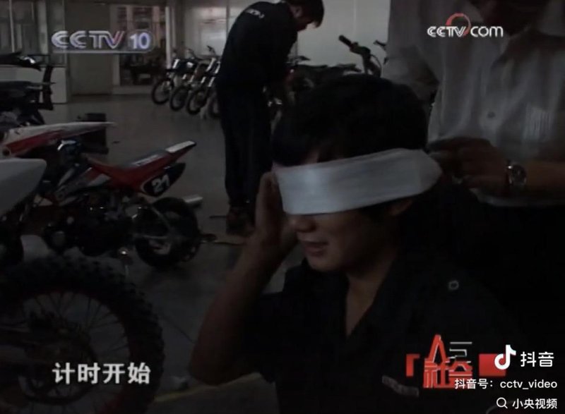  从蒙眼装机到世界冠军：技术极客张雪的二十年破壁之路 体育新闻