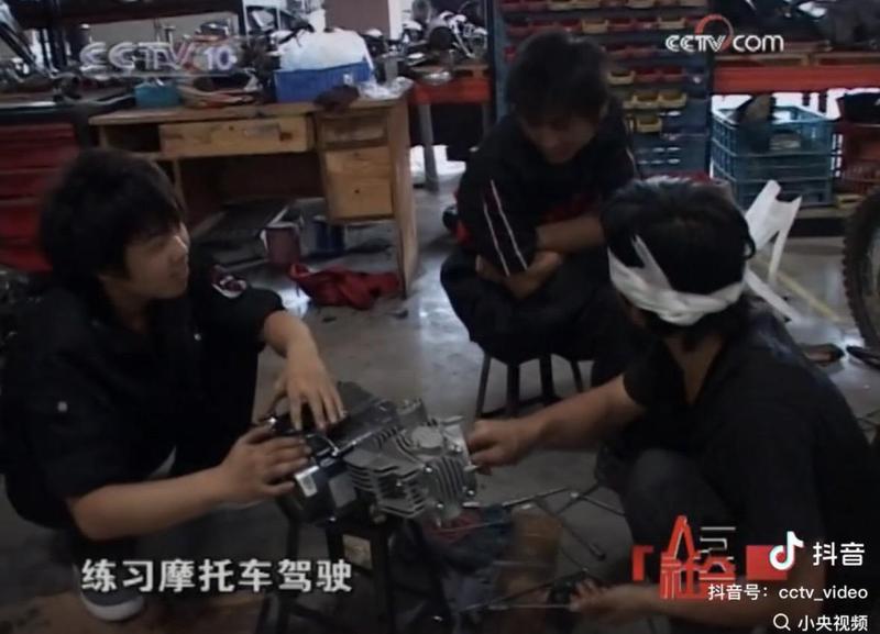  从蒙眼装机到世界冠军：技术极客张雪的二十年破壁之路 体育新闻