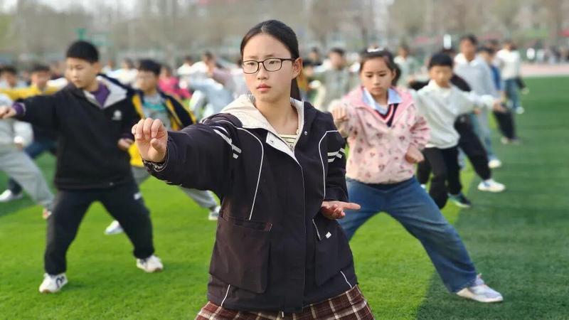  【深度解析】从龙腾狮跃到伞韵逐梦：辛集校园传统文化表演的幕后技术全揭秘 体育新闻